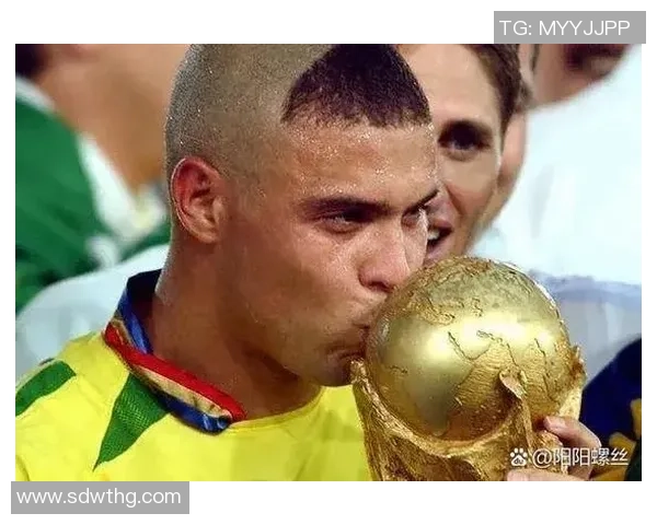 全球前十足球巨星排名揭晓：谁能称霸足坛巅峰，成为历史传奇